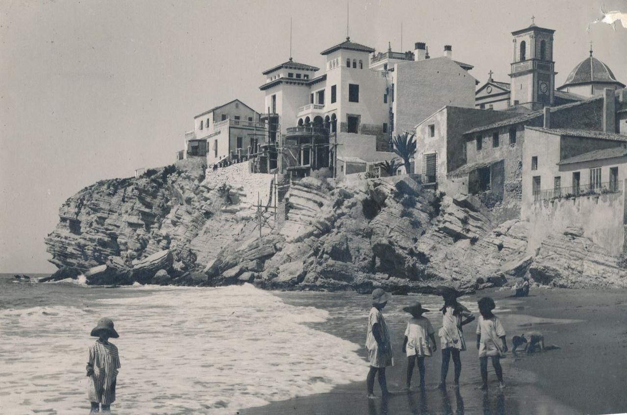 frühe 1930er: Kinder am Strand unter dem Altstadtfelsen. An den neuen Villen stehen noch Gerüste.