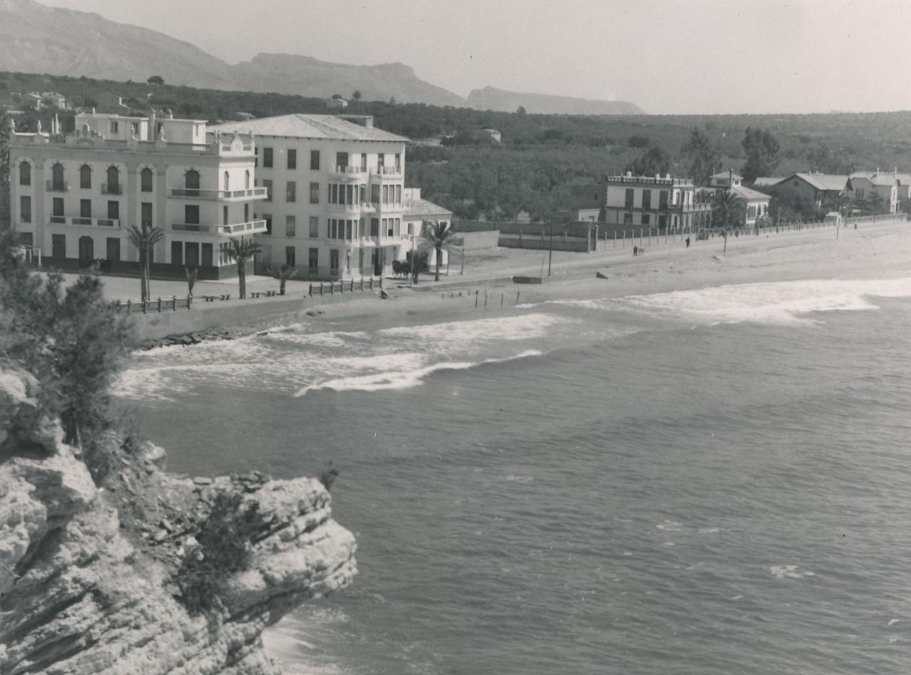 1942: Am Levante-Strand stehen eine Handvoll Hotels und Villen, dahinter nur Felder.