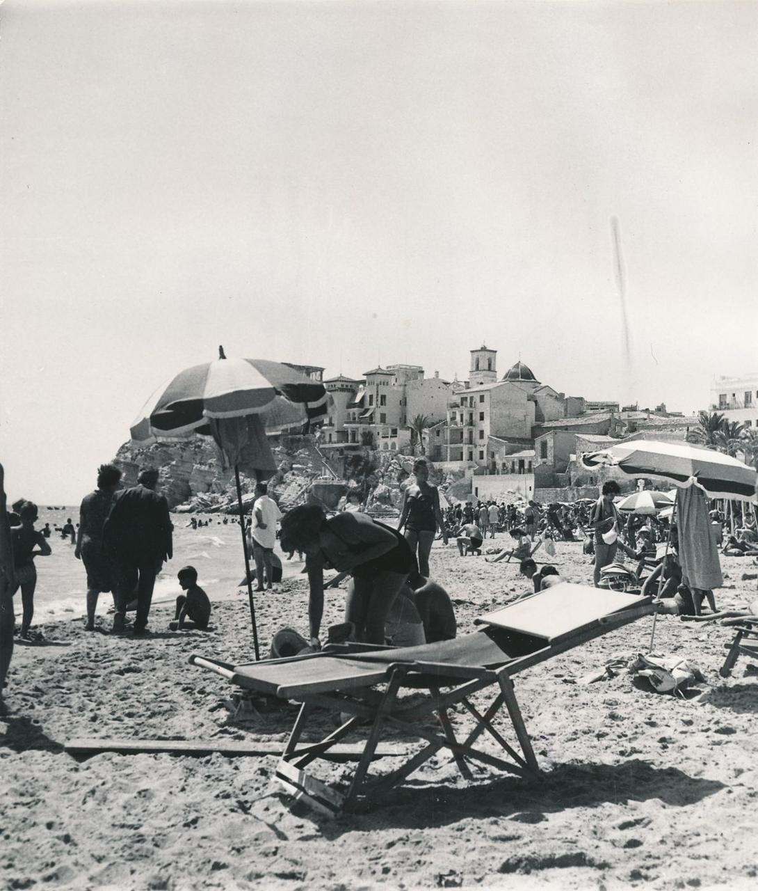 um 1960: Liegestühle, Sonnenschirme, volle Strände: Aus dem Fischerdorf ist ein Badeort geworden.