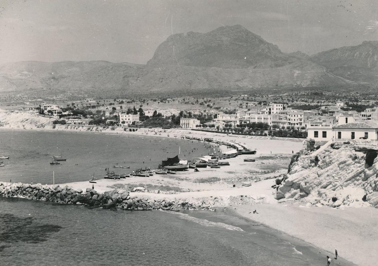 1960: Poniente: Sonnendächer am Strand, erste Hotels an der Uferstraße. Die Felder dahinter sind noch frei.
