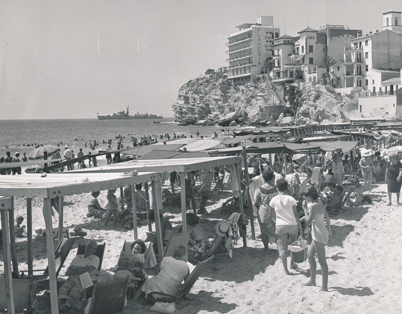 1961: Das Hotel Planesia, eröffnet 1960, wächst als einer der ersten Neubauten über die Altstadt hinaus.