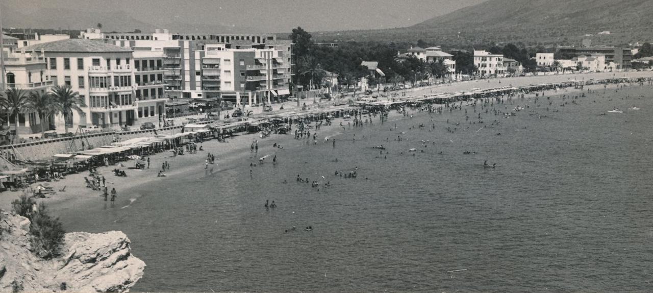 1963: Anfang des Levante-Strands: dieselbe Häuserzeile wie 1942, dahinter größere Blocks, davor Reihen von Sonnendächern.