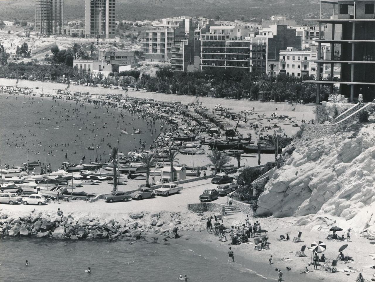 späte 1960er: Hinter Poniente wachsen zwei Hochhäuser, eines noch als Betonskelett.