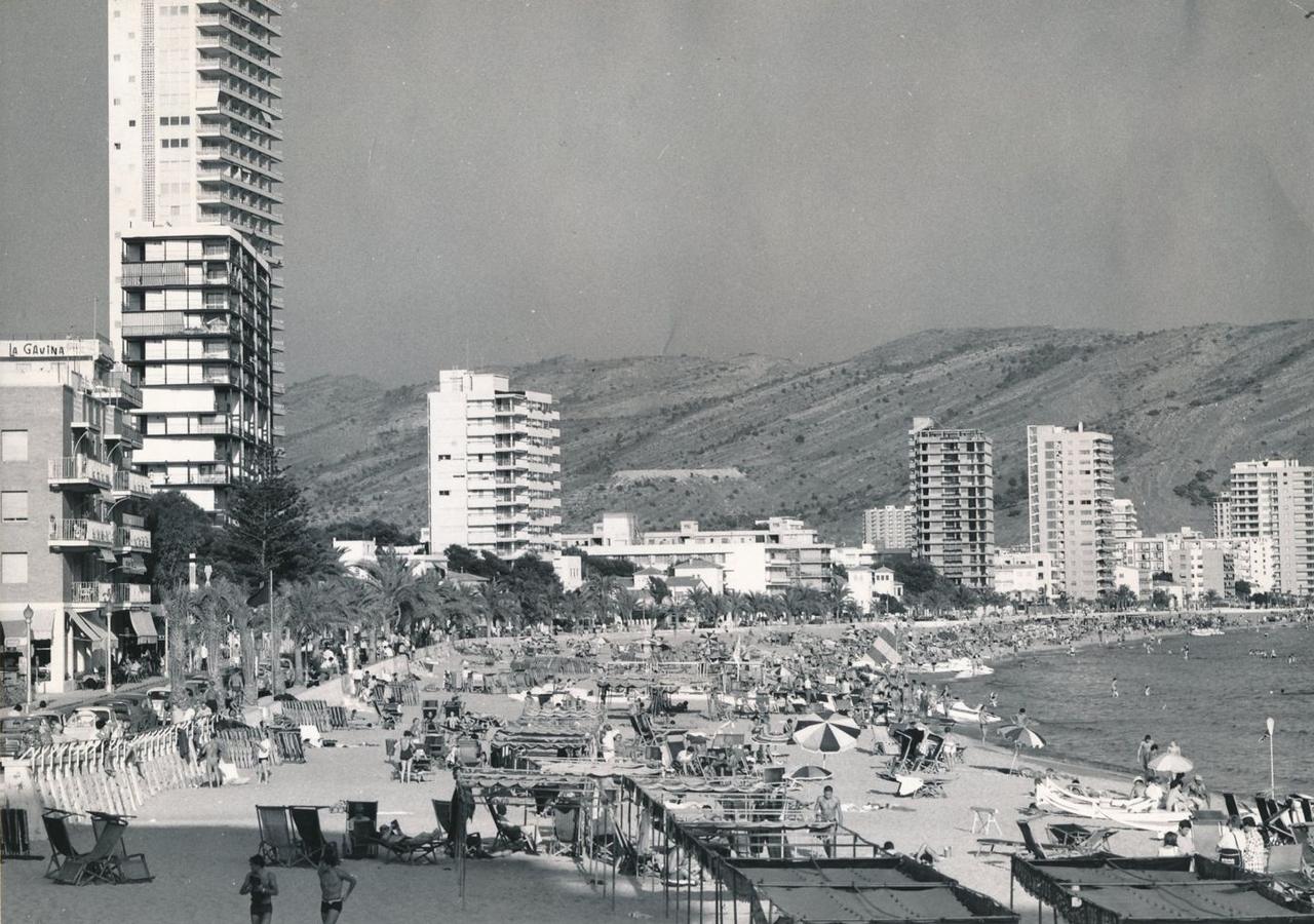 um 1967: Vom Hotel Planesia nach Osten: An der Playa de Levante stehen die ersten Türme.