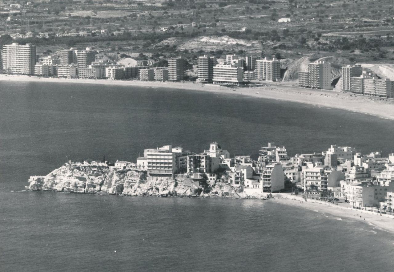 um 1970: Von der Serra Gelada: Altstadt mit Kirche und Planesia, dahinter die erste Hochhausreihe an Poniente.